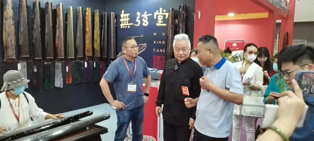 国乐大师方锦龙先生莅临扬州市琴筝协会展团，带领观众现场直播品乐器，分享乐器弹奏的宝贵经验。